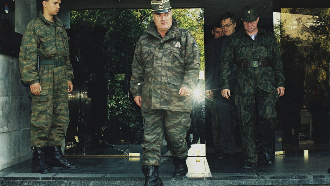 ARCHIV - Ratko Mladic (Mitte) in der bosnischen Stadt Banja Luka im Oktober 1995. Foto: Radivoje Pavicic/AP/dpa/Archivbild 20260828103309238.jpg