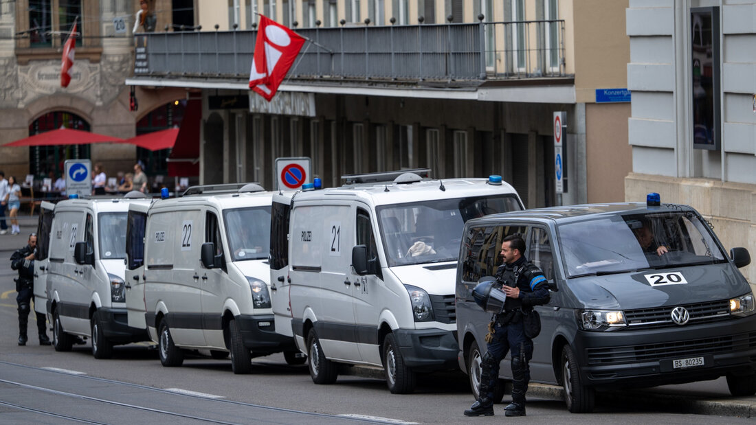 Die Kantonspolizei Basel-Stadt zeigt an der Pro-Palästina-Demo in Basel grosse Präsenz. 20260829142456060.jpg