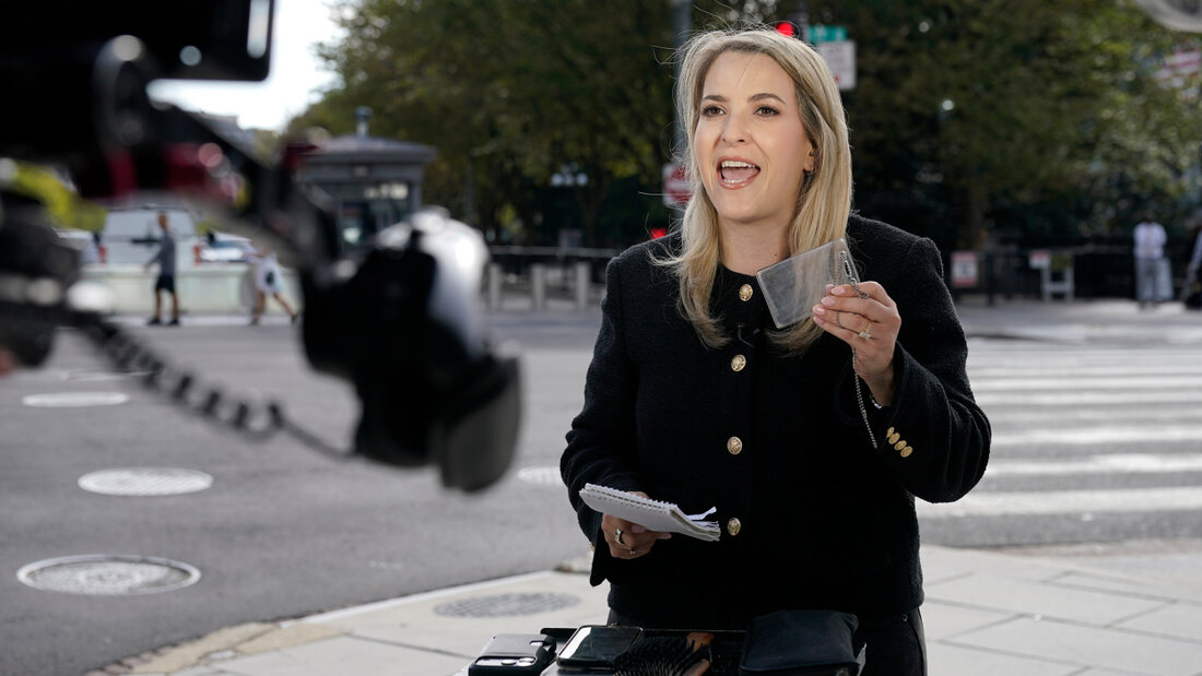 dpatopbilder - Die leitende CNN-Reporterin im Weißen Haus, Betsy Klein, hält einen leeren Ausweishalter in der Hand und berichtet, dass ihr Ausweis infolge des von US-Präsident Trump verhängten Verbots für CNN, MS NOW und Politico beschlagnahmt worden war. Foto: Jose Luis Magana/AP/dpa/Archivbild 20260921142413715.jpg