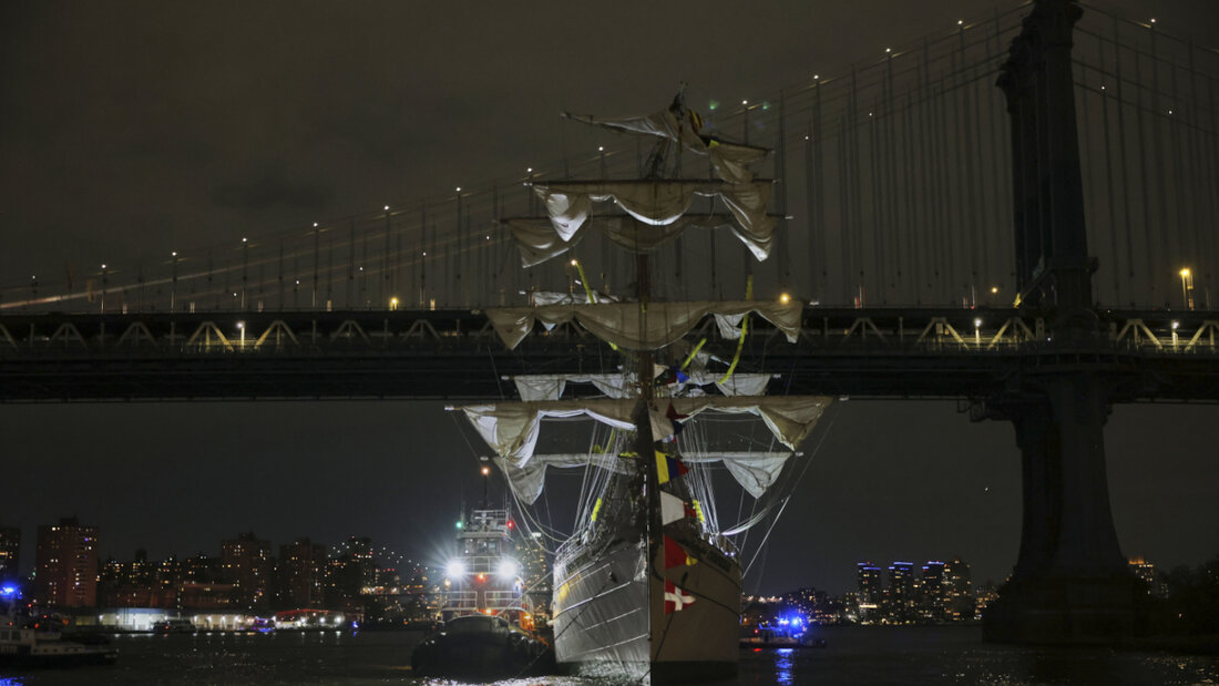 Ein Schlepper hilft bei der Stabilisierung der «Cuauhtémoc». Foto: Yuki Iwamura/AP/dpa 20250518091544588.jpg