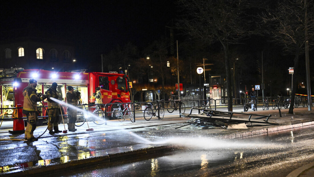 Feuerwehrleute versprühen Wasser an der Unfallstelle, nachdem ein Bus in eine Bushaltestelle gekracht ist. Foto: Henrik Montgomery/TT News Agency/AP/dpa - ACHTUNG: Nur zur redaktionellen Verwendung und nur mit vollständiger Nennung des vorstehenden Credits 20251115110228381.jpg