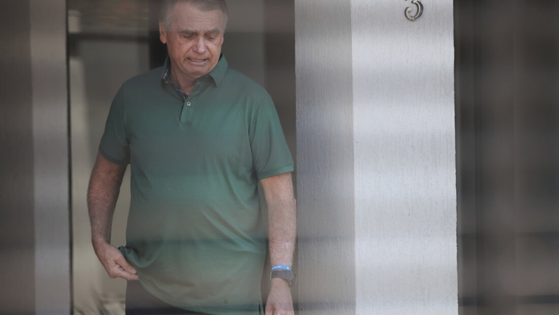ARCHIV - Brasiliens ehemaliger Präsident Jair Bolsonaro steht am Eingang seines Hauses, in dem er unter Hausarrest steht. Foto: Luis Nova/AP/dpa 20251121083331065.jpg