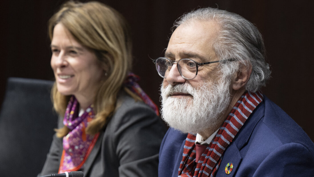 Petra Gössi (FDP/SZ) und Carlo Sommaruga (SP/GE) geben vor den Medien das Einverständnis der Aussenpolitischen Kommission des Ständerates zum US-Verhandlungsmandat bekannt - ohne Einzelheiten zu nennen. 20251216154405684.jpg