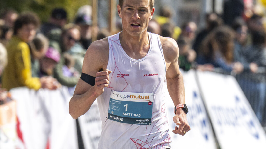 Wie viele andere Teilnehmer des Kerzerslaufs trug auch der Schweizer Matthias Kyburz, Zweiter im Elite-Lauf, eine schwarze Armbinde als Zeichen der Anteilnahme für die Opfer des Postautobrandes in Kerzers FR. 20260321134116234.jpg