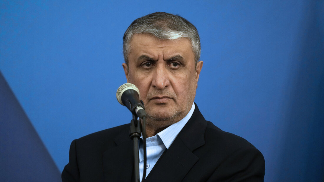 ARCHIV - Mohammed Eslami, Leiter der iranischen Atomenergiebehörde (AEOI), hört während seiner gemeinsamen Pressekonferenz mit dem Generaldirektor der Internationalen Atomenergie-Organisation (IAEO), Grossi, zu. Foto: Vahid Salemi/AP/dpa (Archivbild) 20260914144439925.jpg