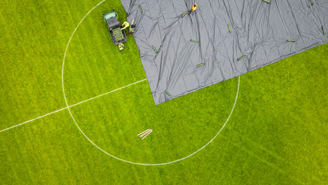 Wegen eines Befalls von Japankäfern wurde vergangenes Jahr ein Fussballplatz in Kloten mit einer Folie abgedeckt. Sie sollte verhindern, dass die Käfer ausfliegen können. (Archivbild) 20250703095306664.jpg