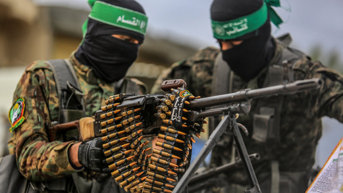 ARCHIV - Vermummte Kämpfer der Kassam-Brigaden, des militärischen Flügels der islamistischen Terrororganisation Hamas, hantieren mit Waffen. Foto: Abed Rahim Khatib/dpa 20251026043918519.jpg