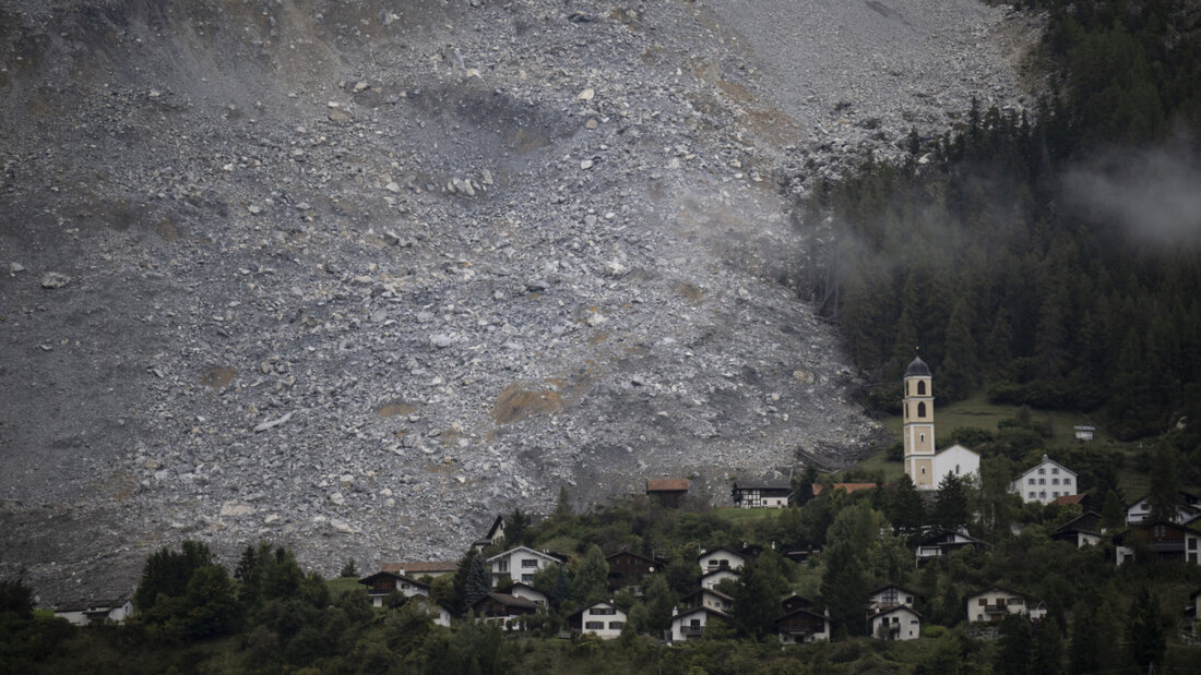 Der alte Schuttkegel reicht fast bis zum evakuierten Bündner Dorf Brienz/Brinzauls. Nun haben sich kleinere Felsabbrüche im bröckelnden Berghang gelöst. (Archivbild) 20251123123724902.jpg