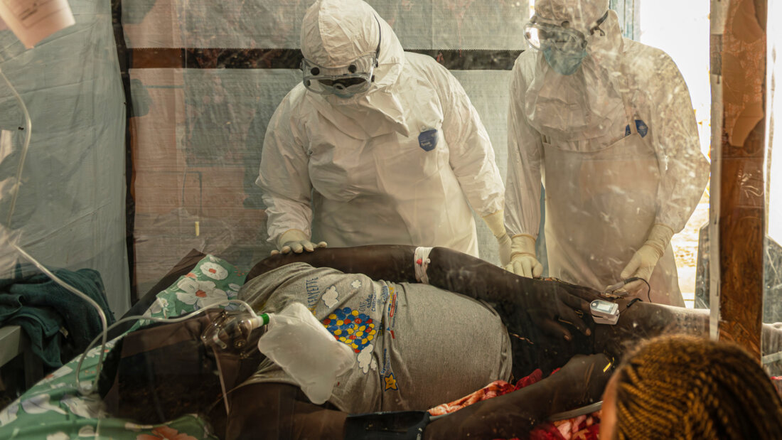 Medizinisches Personal versorgt einen Ebola-Patienten im Behandlungszentrum Rwampara. Foto: Moses Sawasawa/AP/dpa 20260619155937288.jpg