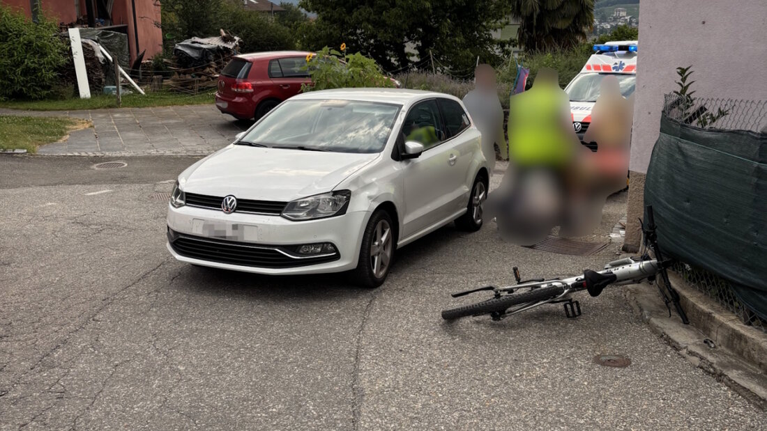 Bei einer Kollision zwischen einem Velofahrer und einem Auto in Roveredo verletzte sich der Velofahrer schwer. 20260622163130682.jpg