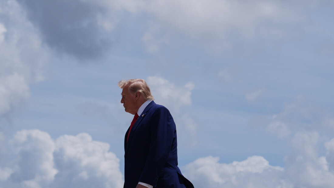 US-Präsident Donald Trump trifft auf der Dobbins Air Reserve Base ein. Foto: Julia Demaree Nikhinson/AP/dpa/Archivbild 20260723183450794.jpg