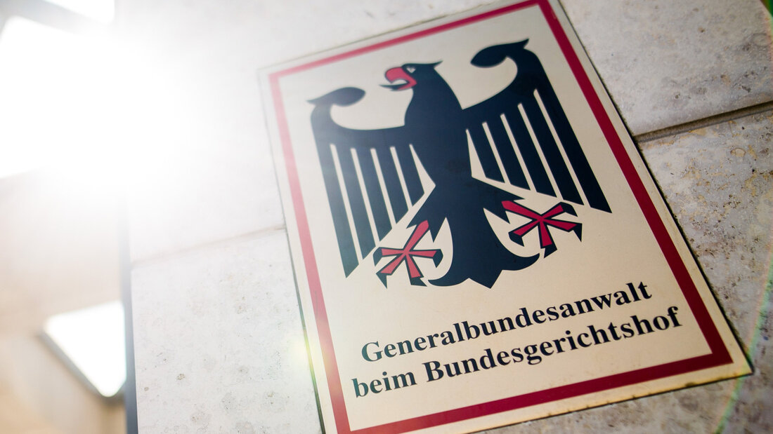 ARCHIV - «Generalbundesanwalt beim Bundesgerichtshof» steht auf einem Schild am Eingang zum Gebäude der Bundesanwaltschaft. Foto: Christoph Schmidt/dpa 20260819113556436.jpg