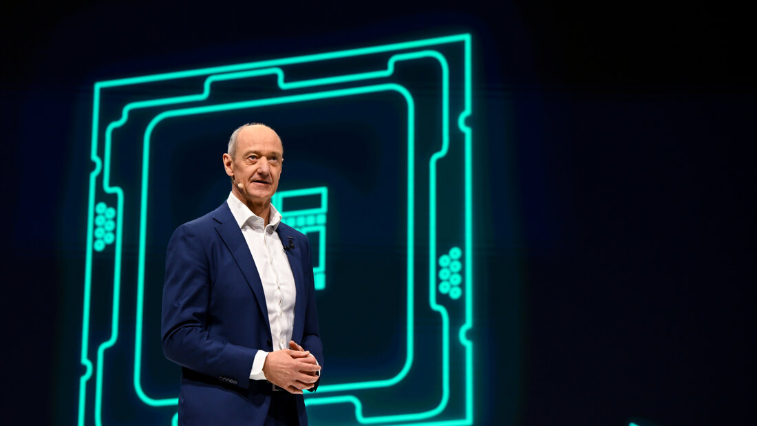 Konzernchef Roland Busch ist von den positiven Effekten der Künstlichen Intelligenz überzeugt. Er warnt im Rennen um die Führungsrolle bei KI-Technologien vor zu vielen Vorschriften aus Brüssel. (Archivbild) 20260829011224419.jpg