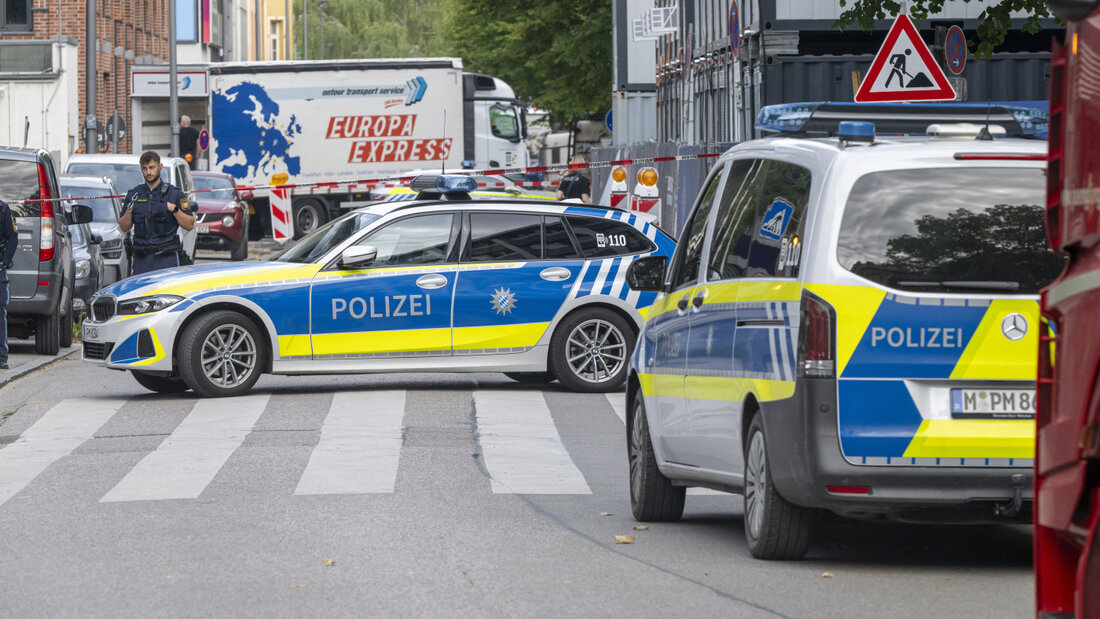 Polizei riegelt unweit des Ostbahnhofs eine Straße ab. Nach einer Brandattacke auf eine Baustelle in München vermutet das Bayerische Landeskriminalamt (LKA) einen Anschlagsversuch gegen ein Unternehmen aus dem Rüstungsbereich. Foto: Peter Kneffel/dpa 20260903094107785.jpg