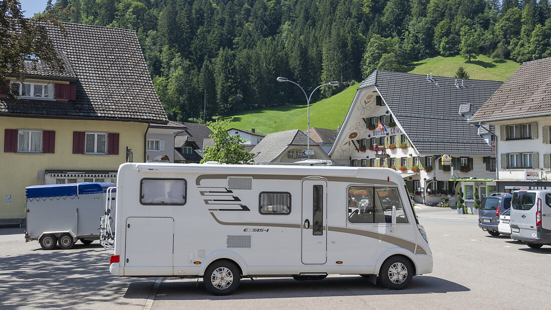 Der Schweizer Markt für neue Nutzfahrzeuge hat im vergangenen Jahr stagniert. Während schwere Lastwagen gefragt waren, ist der Camper-Boom vorbei. (Symbolbild) 20250128150525975.jpg