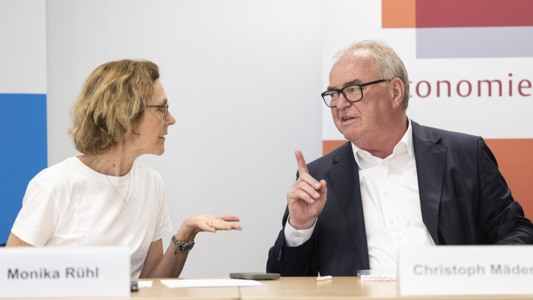 Economiesuisse-Direktorin Monika Rühl (links) sprach mit Economiesuisse-Präsident Christoph Mäder an einem Point de Presse über den Entscheid zum Vertragspaket Schweiz-EU. Beteiligt am Anlass in Zürich war auch der Arbeitgeberverband. 20250711113717543.jpg