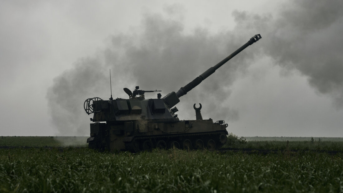 ARCHIV - Ein Artilleriegeschütz feuert auf russische Stellungen in der Region Donezk. Foto: -/AP/dpa/Archivbild 20260321174825175.jpg