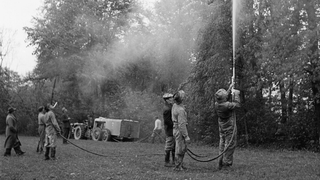1951 werden im Kanton Thurgau neben Sprühflugzeugen auch Motorspritzen zur Bekämpfung der Maikäferplage mit dem Spritzmittel Gesarol eingesetzt. (Archivbild) 20260529163109291.jpg