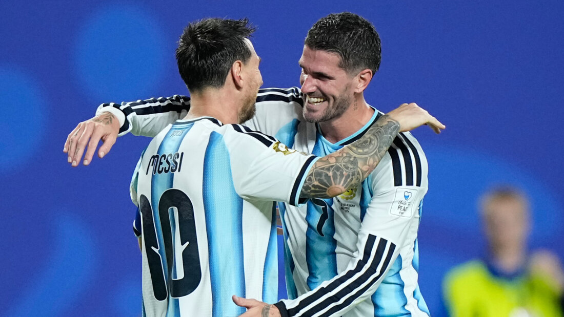 Einmal mehr überragend: Teamkollege Rodrigo de Paul gratuliert Lionel Messi zum Hattrick gegen Algerien 20260617051828753.jpg
