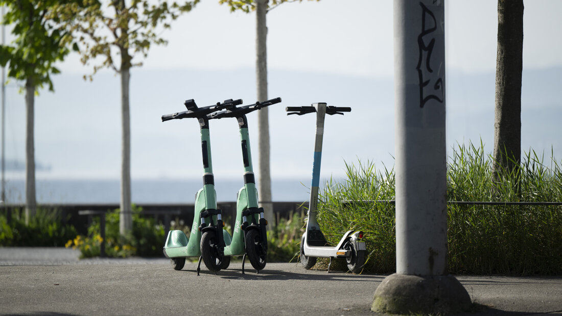 Nach der Fahrt dürfen E-Trottinetts auf dem Trottoir parkiert werden - darauf fahren ist aber strikt verboten und kann mit 40 Franken gebüsst werden. (Archivbild) 20260806150214353.jpg
