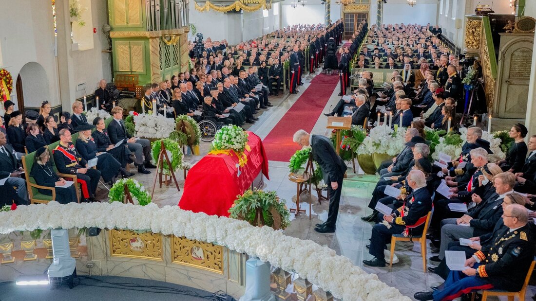 Der norwegische Ministerpräsident Jonas Gahr Støre verneigt sich während der Trauerfeier für König Harald V. in der Kathedrale von Oslo vor dem Sarg. Foto: Stian Lysberg Solum/NTB Scanpix/AP/dpa 20260909151113570.jpg