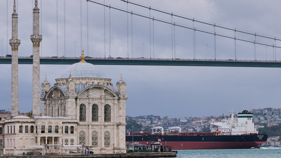 Ein Frachtschiff fährt auf dem Bosporus unter der Bosporusbrücke in Istanbul hindurch, links steht die Große Mecidiye Moschee. Foto: Rolf Vennenbernd/dpa 20261002122153722.jpg