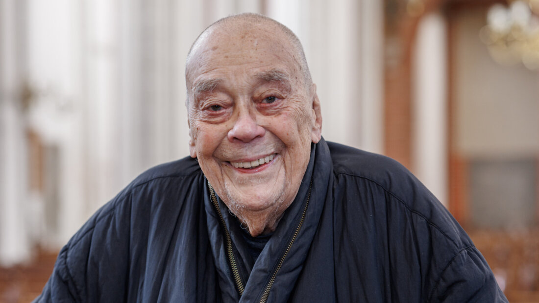 ARCHIV - Der Künstler Günther Uecker sitzt im Schweriner Dom. Foto: Markus Scholz/dpa 20250610221426005.jpg
