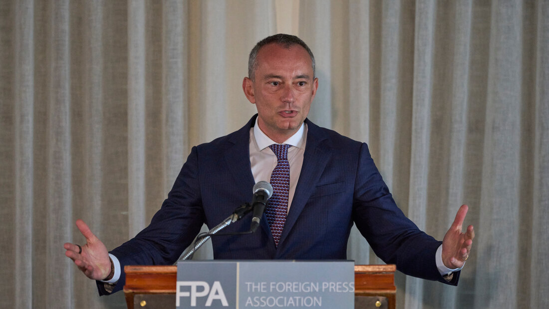 ARCHIV - Nickolaj Mladenow, Hoher Repräsentant für US-Präsident Trumps Internationalen Friedensrat und den Gazastreifen, spricht während der Pressekonferenz des Friedensrats zu den Medien. Foto: Ohad Zwigenberg/AP (Archivbild) 20260810102952784.jpg