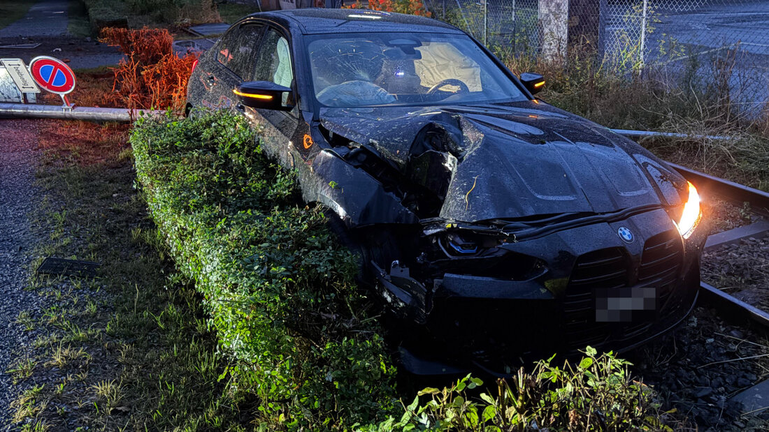 Am Donnerstagabend velor ein junger Autofahrer in Romanshorn TG die Kontrolle über sein Fahrzeug und landete auf dem Gleis. 20260821095415989.jpg