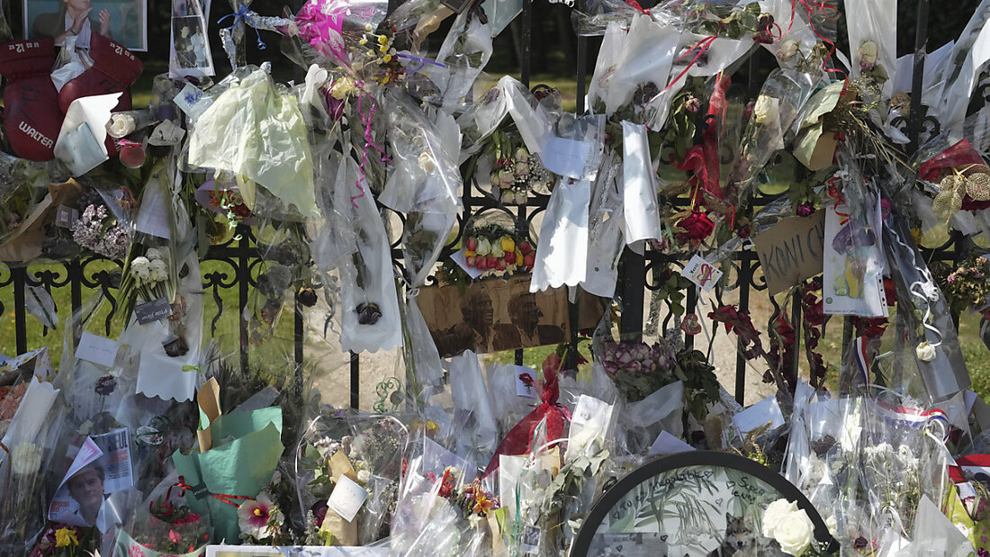 Fans haben Fotos und Blumen zu Ehren des verstorbenen Schauspielers Alain Delon hinterlassen. Foto: Thibault Camus/AP/dpa 20240824185538394.jpg