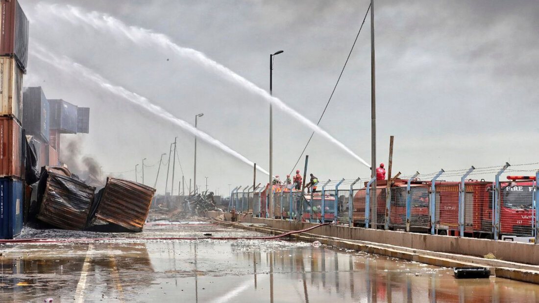 Auf diesem Foto, das von der iranischen Gesellschaft des Roten Halbmonds am Sonntag, 27. April 2025, zur Verfügung gestellt wurde, versuchen Feuerwehrleute, das Feuer zu löschen. Foto: Uncredited/Iranian Red Crescent Society/AP/dpa 20250428125129363.jpg