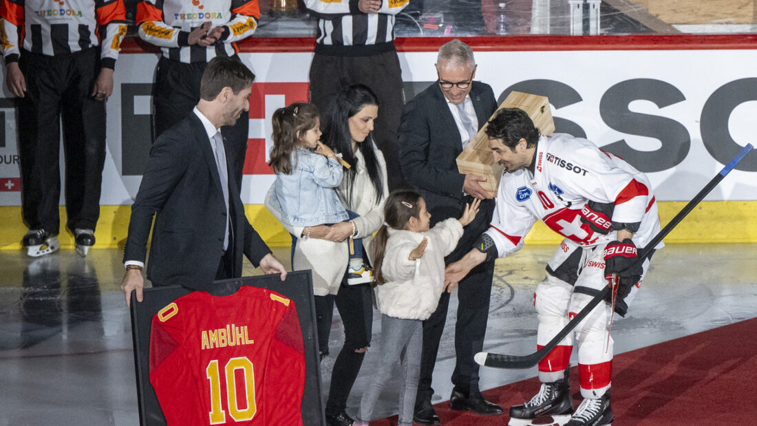 Emotionaler Abschied vor dem letzten Spiel auf Schweizer Eis: Andres Ambühl mit seiner Frau und den zwei Töchtern 20250501221621282.jpg