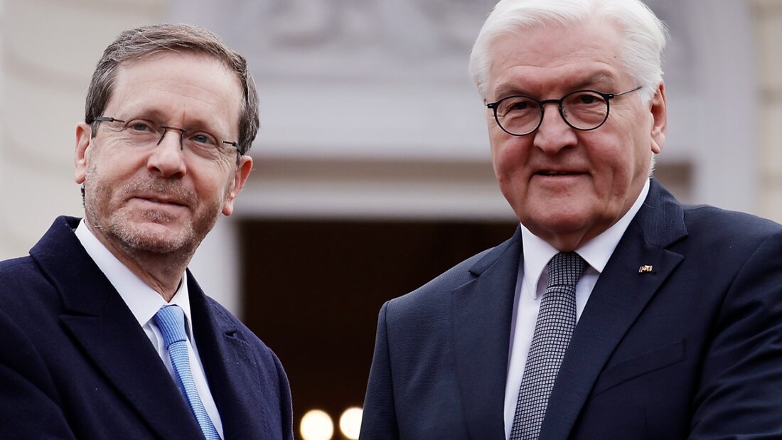 ARCHIV - Bundespräsident Frank-Walter Steinmeier (r) und Israels Präsident Izchak Herzog. Foto: Carsten Koall/dpa 20250512050739737.jpg