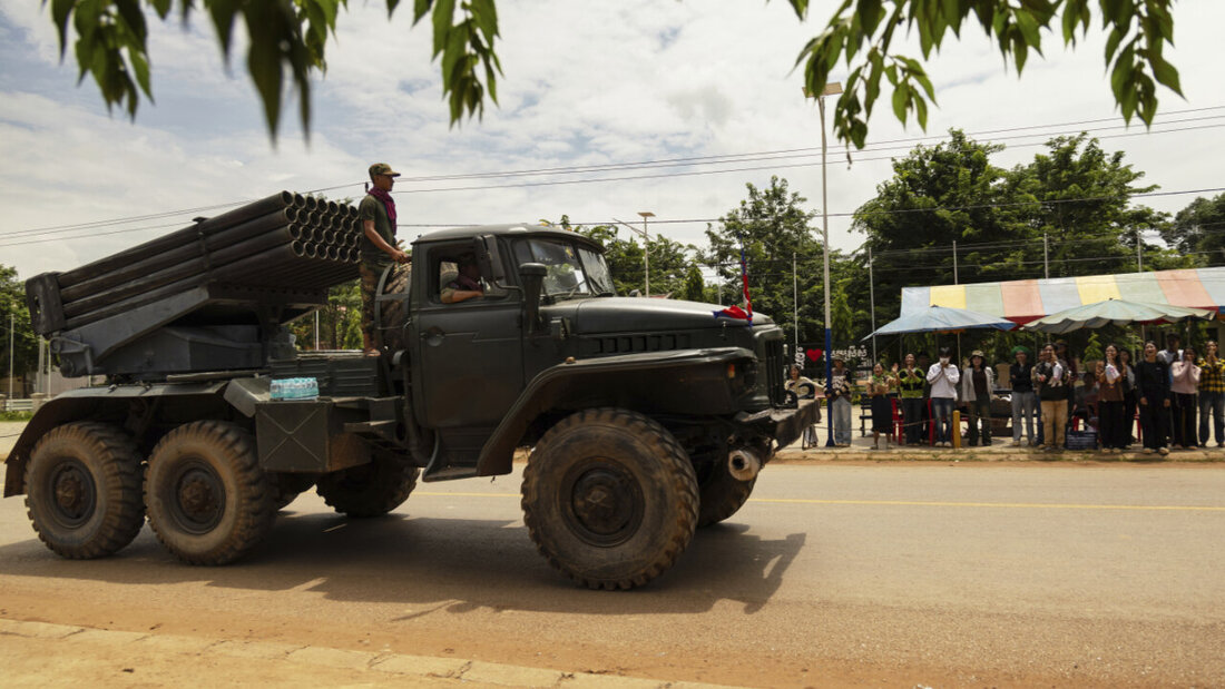 Ein Mehrfachreketenwerfer entfernt sich von der kambodschanisch-thailändischen Grenze in Siem Reap. Foto: Anton L. Delgado/AP/dpa 20250729090020815.jpg