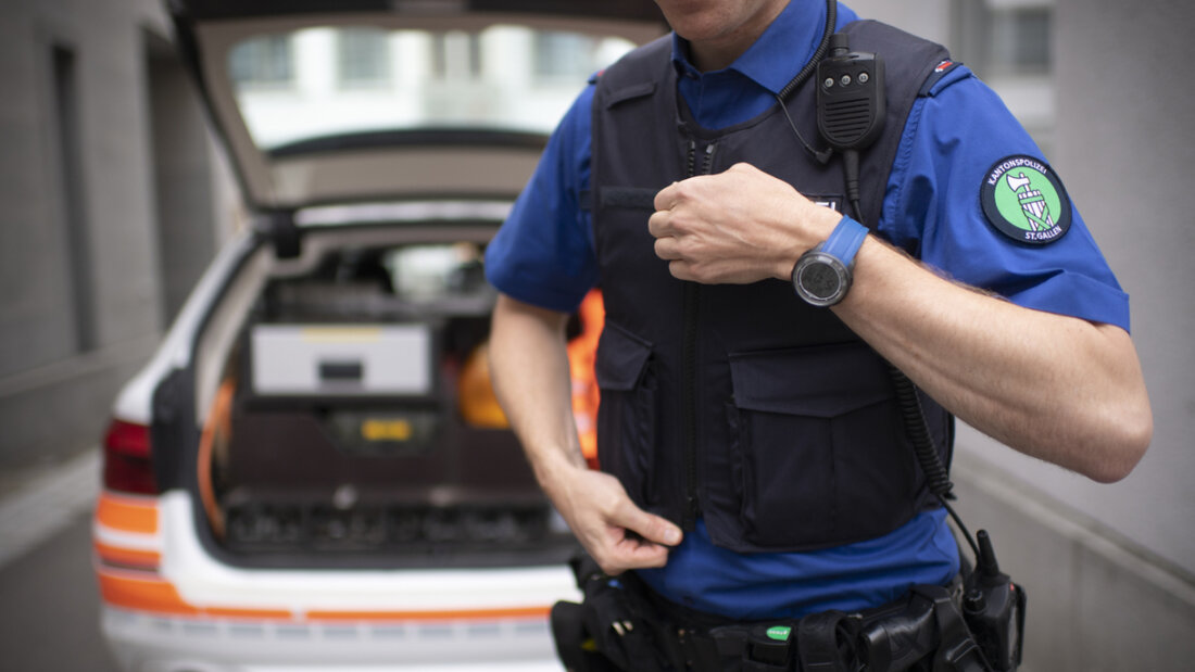 Bei der Festnahme eines Mannes verletzte sich ein Polizist in Degersheim SG leicht. (Symbolbild) 20251125092727160.jpg