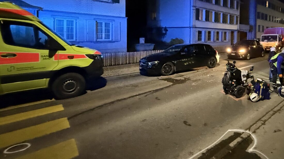 Ein Mann in einem elektrischen Rollstuhl wurde auf in Gais AR beim Überqueren des Fussgängerstreifens von einem Auto erfasst und schwer verletzt. 20251213102037031.jpg