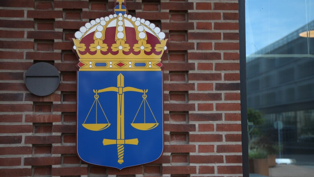 ARCHIV - Das Logo der schwedischen Gerichte am Amtsgericht von Malmö. Foto: Steffen Trumpf/dpa 20260330162107665.jpg