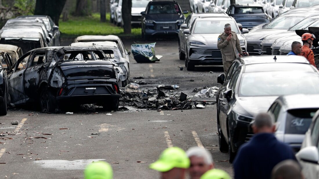 dpatopbilder - Ausgebrannte Fahrzeuge und Trümmer sind zu sehen, nachdem zwei Hubschrauber Berichten zufolge in der Luft zusammengestoßen und auf den Parkplatz eines Autohauses in Rio de Janeiro gestürzt sind. Foto: Bruna Prado/AP/dpa 20260614214248060.jpg