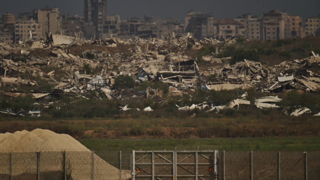 ARCHIV - Im nördlichen Gazastreifen stehen Gebäude, die während der israelischen Boden- und Luftangriffe zerstört wurden. Foto: Leo Correa/AP/dpa 20260719110223714.jpg