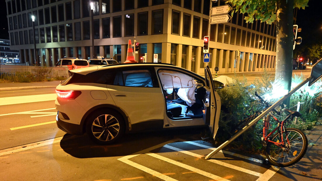 In St. Gallen sind in der Nacht auf Sonntag zwei Polizisten bei einer Verfolgungsjagd verletzt worden. 20260726194542003.jpg