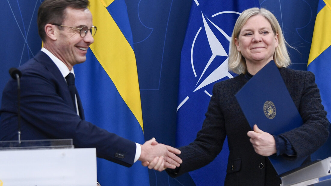 ARCHIV - Schwedens Ministerpräsident Ulf Kristersson (l) und seine Vorgängerin Magdalena Andersson geben sich die Hand. Foto: Lars Schröder/TT/TT News Agency/AP/dpa 20260913041029063.jpg