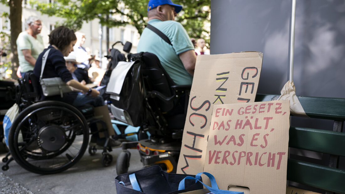 "Ein Gesetz, das hält, was es verspricht": Aktion des Komitees der Inkusionsinitiative in Bern für weniger Hürden im Alltag von Menschen mit Behinderung. (Archivbild) 20260916173330243.jpg