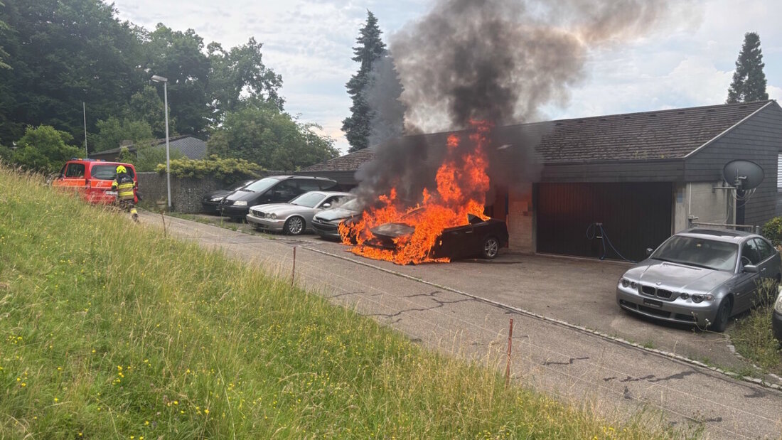 In Oberuzwil brannte ein Auto komplett aus. 20250701125259330.jpg