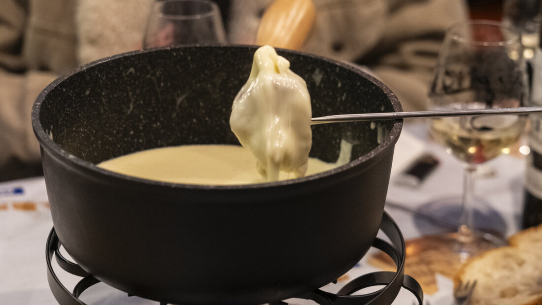 Wettbewerbsteilnehmer kosten eines der Fondues, die am Samstag in Tartegnin VD an der Fondue-WM präsentiert wurden. 20251115204604315.jpg