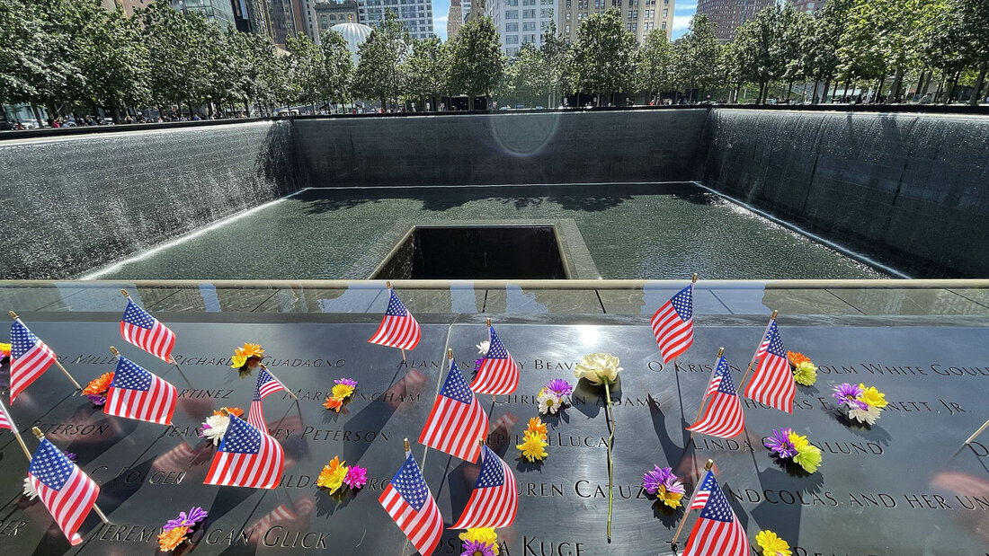 ARCHIV - Fahnen und Blumen liegen auf den Namen der Opfer am 9/11-Gedenkbrunnen in New York. Foto: Javier Rojas/Prensa Internacional via ZUMA/dpa/Archivbild 20260829214314493.jpg