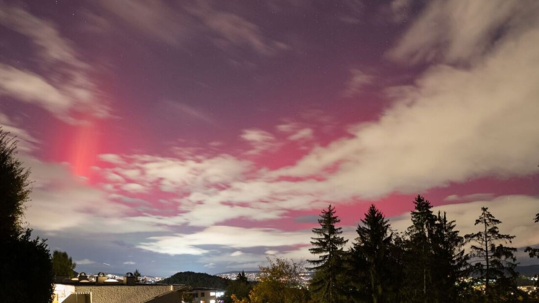 Polarlichter erleuchten in der Nacht auf Donnerstag, 10. Oktober 2024, den Himmel über Adliswil (ZH). (Archivbild) 20251112051600522.jpg