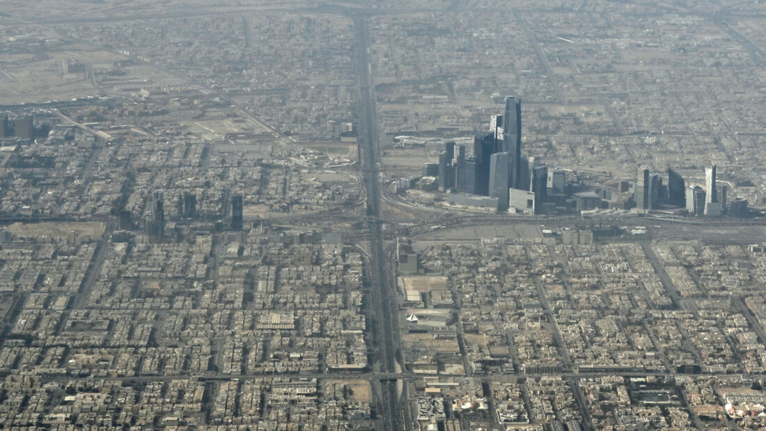 ARCHIV - Luftaufnahme der Stadt Riad in Saudi-Arabien (Aufnahme aus einem Flugzeug). Foto: Elisa Schu/dpa 20260303025311747.jpg