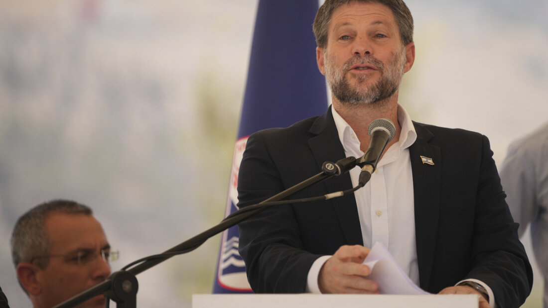 ARCHIV - Der israelische Finanzminister Bezalel Smotrich spricht während einer Pressekonferenz über den Bau neuer Siedlungen in dem von Israel besetzten Westjordanland. Foto: Ohad Zwigenberg/AP/dpa 20260519143952354.jpg