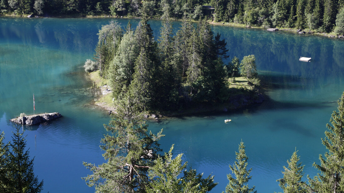 Die Hitze führt zu einem Anstieg der Logiernächte im Kanton Graubünden. Im Bild der Caumasee bei Flims. (Archivbild) 20260804165945515.jpg