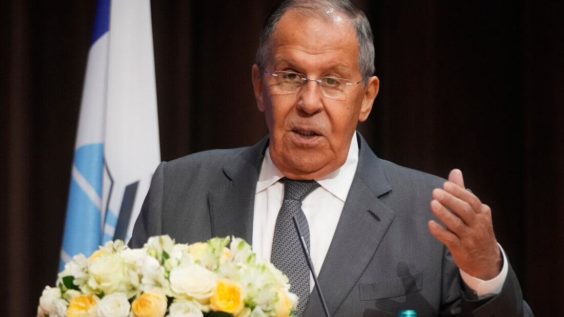 ARCHIV - Der russische Außenminister Sergej Lawrow hält in Moskau anlässlich des Schuljahresbeginns, der als «Tag des Wissens» bekannt ist, eine Rede vor Studierenden der MGIMO (Staatliche Moskauer Universität für Internationale Beziehungen). Foto: Pavel Bednyakov/AP/dpa 20260912161721389.jpg